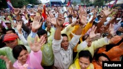 Hàng vạn người ủng hộ đảng đối lập ở Campuchia xuống đường biểu tình đòi Thủ tướng Hun Sen từ chức.