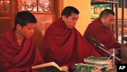 Exiled Tibetan monks chant prayers for the safety of their spiritual leader, the Dalai Lama, Dharamsala, India, Dec.14, 2010 (VOA - Achin)