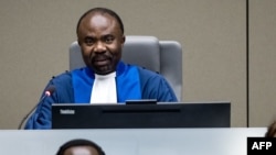Zuzi Antoine Kesia-Mbe Mindua na bosambisami ya moyi Centrafrique Patrice-Edouard Ngaissona na Cour pénale internationale, na La Haye, Pays-Bas, 25 janvier 2019.