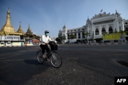 ရန်ကုန်မြို့ ဆူးလေလမ်းမပေါ်မှာ တွေ့ရတဲ့ နှာခေါင်းစည်းတပ်ထားတဲ့ အမျိုးသားတဦး (ဧပြီ ၁၀၊ ၂၀၂၀)