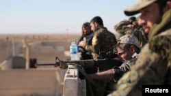 미국의 지원을 받는 반군조직인 시리아민주군(SDF) 장병들이 락까 북부지역에서 적진을 살피고 있다. (자료사진)