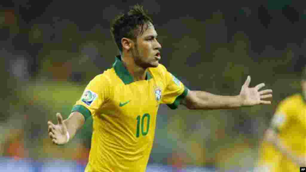 Neymar celebra a marcação do seu golo, o segundo da equipa brasileira, na final da Taça das Confederações contra a equipa espanhola.