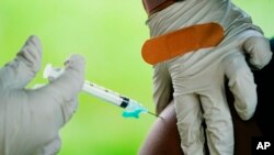 Seorang petugas kesehatan tampak memberikan suntikan vaksin COVID-19 Pfizer pada salah seorang warga di sebuah klinik vaksin di Reading Area Community College, Pennsylvania, pada 14 September 2021. (Foto: AP/Matt Rourke)