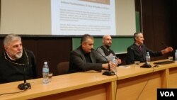 Učesnici tribine "Za društvo tolerancije i odgovornost", u sklopu serijala "Nije filozofski ćutati", na Filozofskom fakultetu u Beogradu, 20. februara 2020. (Foto: Veljko Popović, VoA)