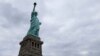 Protestan en la Estatua de la Libertad contra política migratorias de Trump