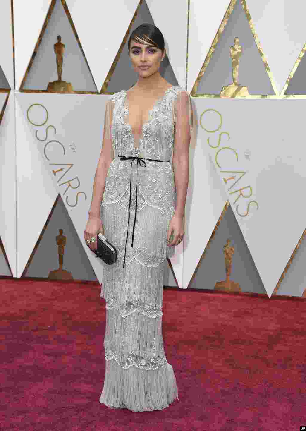 Olivia Culpo llega a los Oscar en el Teatro Dolby de Los Ángeles.