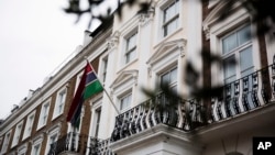서부 아프리카 국가 감비아가 3일 영연방 탈퇴를 선언한 가운데, 런던에 있는 감비아 고등판무관실에 감비아 국기가 걸려있다.