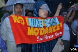Người Nhật biểu tình tại Tokyo phản đối việc tái khởi động các nhà máy điện hạt nhân, ngày 06 tháng 7 năm 2012. (S. Herman / VOA)