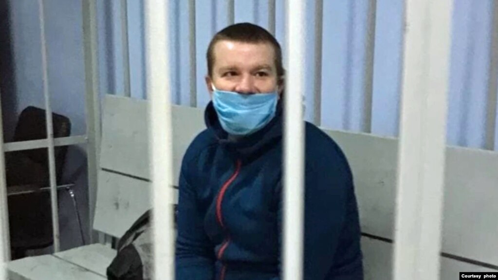 El bloguero bielorruso Vadzim Ermashuk, cuando era juzgado por sus publicaciones contra el presidente Alexander Lukashenko. Foto cortesía suministrada por un lector de Svaboda.org.