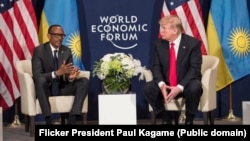 Perezida Paul Kagame w'u Rwanda ari mu bamaganye ivyo Trump yavuze kuri OMS. Ino foto ari kumwe na Trump, yafashwe mu 2016 bari mu nama mu vy'ubutunzi i Davos mu Busuwise.