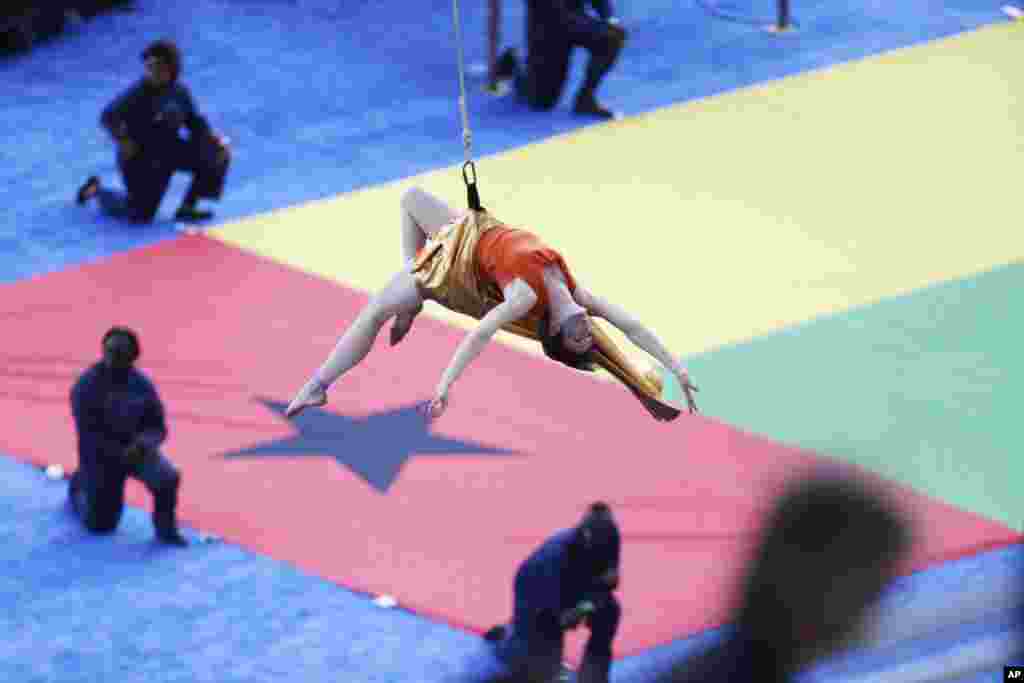 Une danseuse lors de la cérémonie d&#39;ouverture de la CAN au Stade de l&#39;Amitié, le 14 janvier 2017.