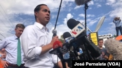 Julián Castro, candidato a la nominación presidencial demócrata habla frente a centro de detención de inmigrantes menores en Homestead, Florida, el viernes, 28 de junio de 2019.