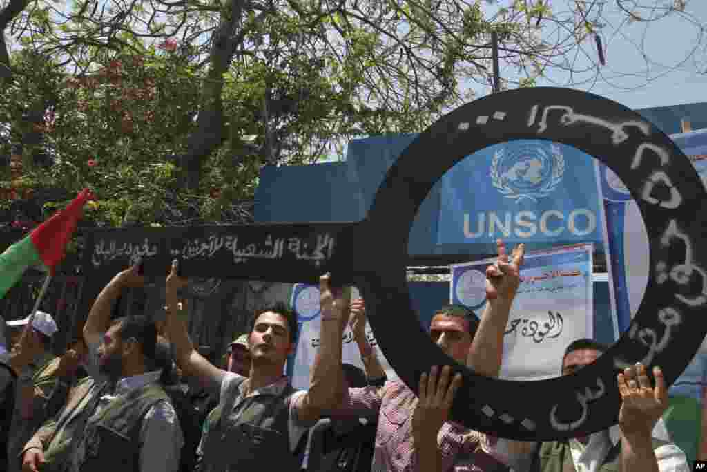 Palestinians hold up a symbolic key during the 64th anniversary of "Nakba", Arabic for catastrophe, the term used to mark the events leading to Israel's founding in 1948, in Gaza City, May 15, 2012.