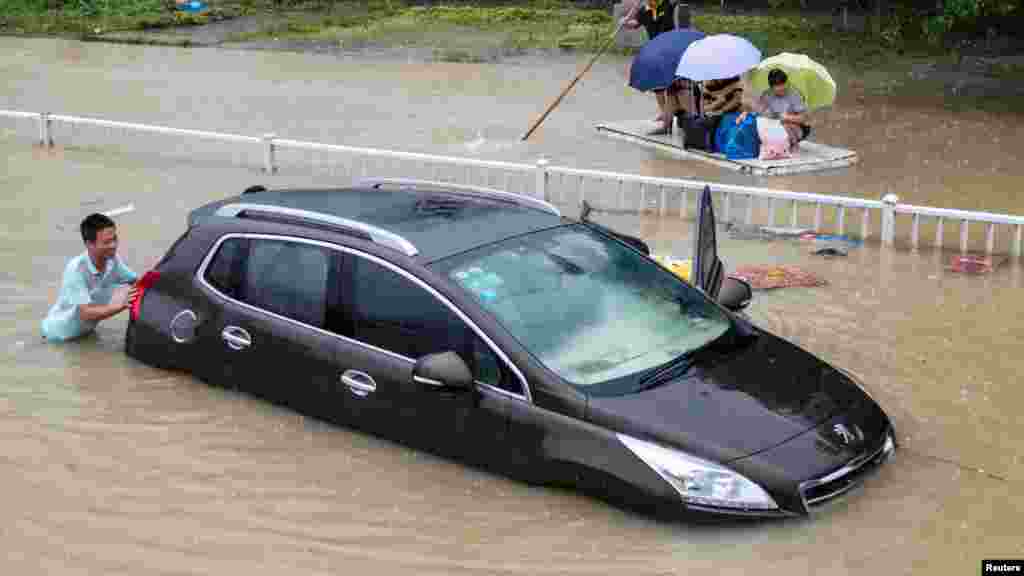 Une voiture inondée après le typhon Soundelor qui a frappé, Fuzhou en Chine, 9 août 2015.