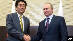 Japan's Prime Minister Shinzo Abe, left, and Russian President Vladimir Putin meet in Sochi, Russia, May 6, 2016.