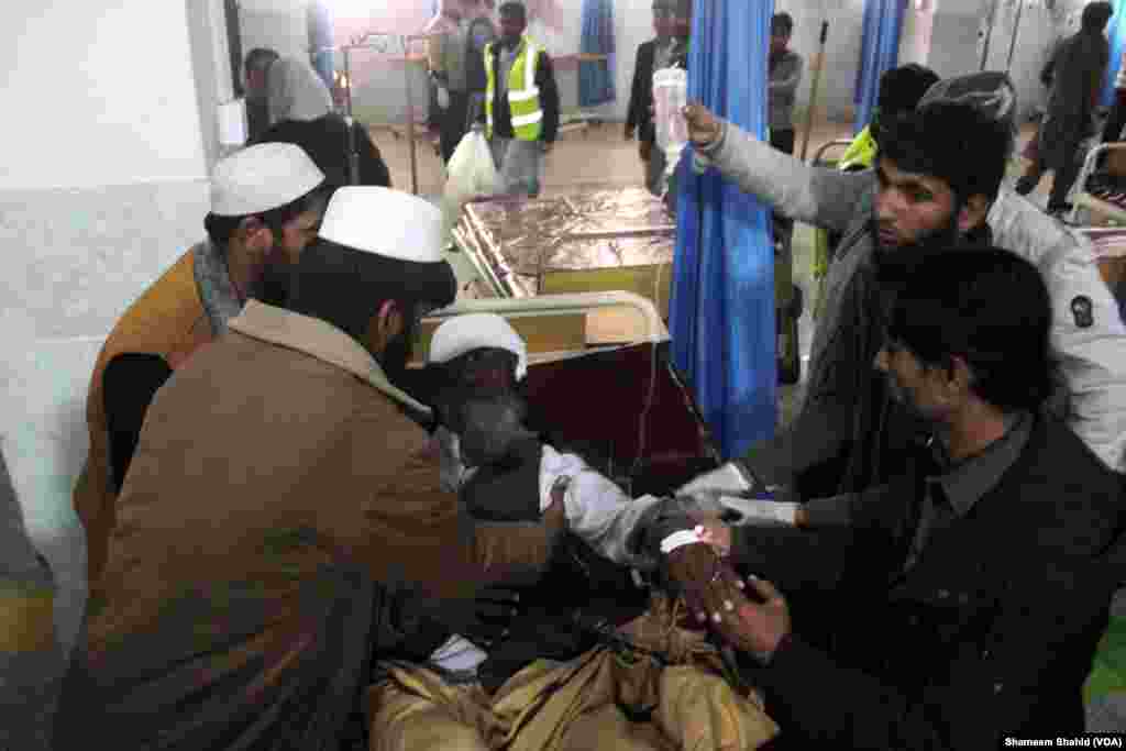 Plus de 140 enfants et adultes ont été blessés lors d&#39;une attaque de talibans, Peshawar, Pakistan, le 16 décembre 2014.