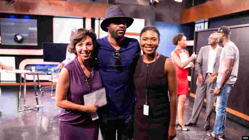 A l'avant-plan, l'artiste Fally Ipupa entrouré de Salwa Jafari, à gauche, et de Tatiana Mossot, à droite, journalistes de VOA Afrique.