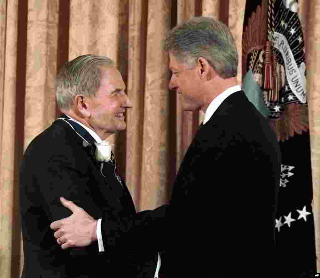 1998年1月15日，美国总统克林顿给大卫·洛克菲勒颁发总统自由奖章，表彰他为推动世界和平而努力从事的人道主义活动
