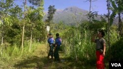 Relawan dan anggota tim SAR meretas jalan menuju Gunung Agung, Bali, untuk memadamkan kebakaran hutan. (Foto: VOA/Muliarta)