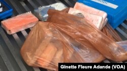 Les 18 kg de drogue découverts dans le container, à Cotonou, Bénin, le 30 octobre 2016. (VOA/Ginette Fleure Adande)