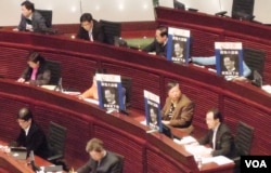 多位泛民主派立法會議員在座位上展示標語，諷刺特首梁振英說謊，要求他下台