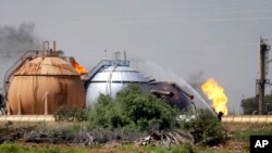 Petugas memadamkan kebakaran di sebuah PLTG di Taji, 20 kilometer dari utara Baghdad, Irak (15/5).