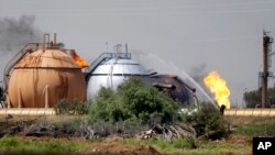 Tras la explosión, otra camioneta que transportaba seis terroristas con chalecos explosivos, se metió en las instalaciones de la planta.