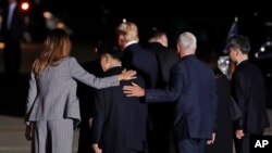 Phó Tổng thống Mike Pence cũng có mặt tại căn cứ Andrews đón các công dân Mỹ.