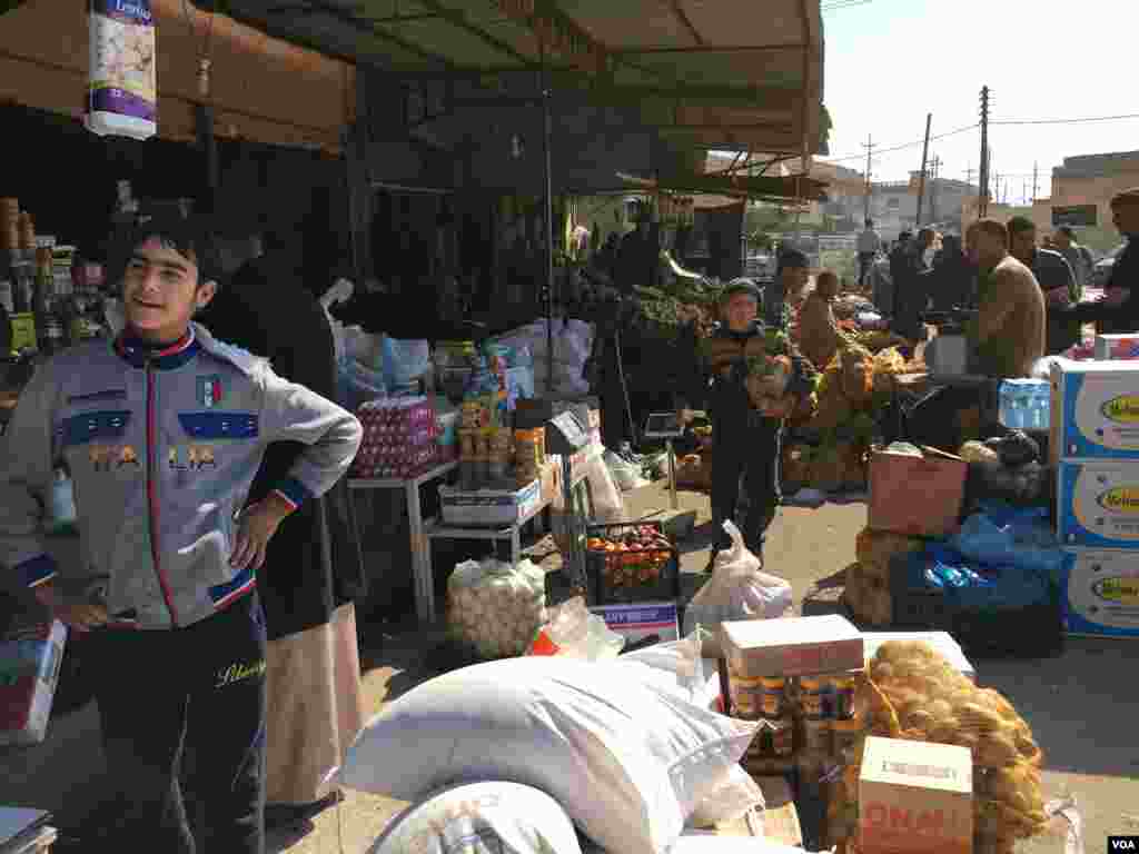 Warga berbelanja di Pasar Hammam Alil di Mosul, Irak, Februari 2017. (VOA/K. Omar)