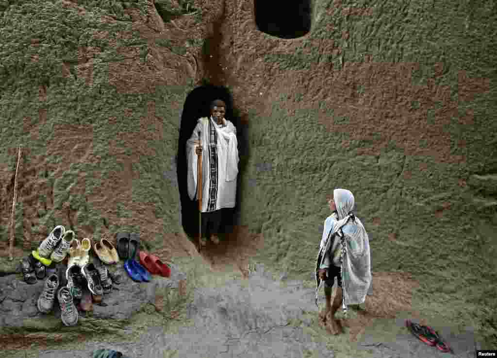 Một người Ky-tô giáo Chính thống đi giữa khe đá bị cắt nổi tiếng ở Lalibela, Ethiopia nhân ngày Thứ Sáu Tuần Thánh của phái này.