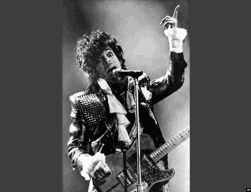 Prince tampil dalam konser di Riverfront Coliseum dalam Tur Purple Rain di Cincinnati, Ohio, 1985.&nbsp;(AP/Rob Burns)