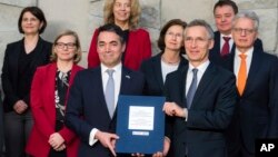 Ministar inostranih poslova Makedonije Nikola Dimitrov i generalni sekretar NATO-a Jens Stoltenberg posle potpisivanja Pristupnog protokola između Makedonije i Alijanse, 6. februar 2019.