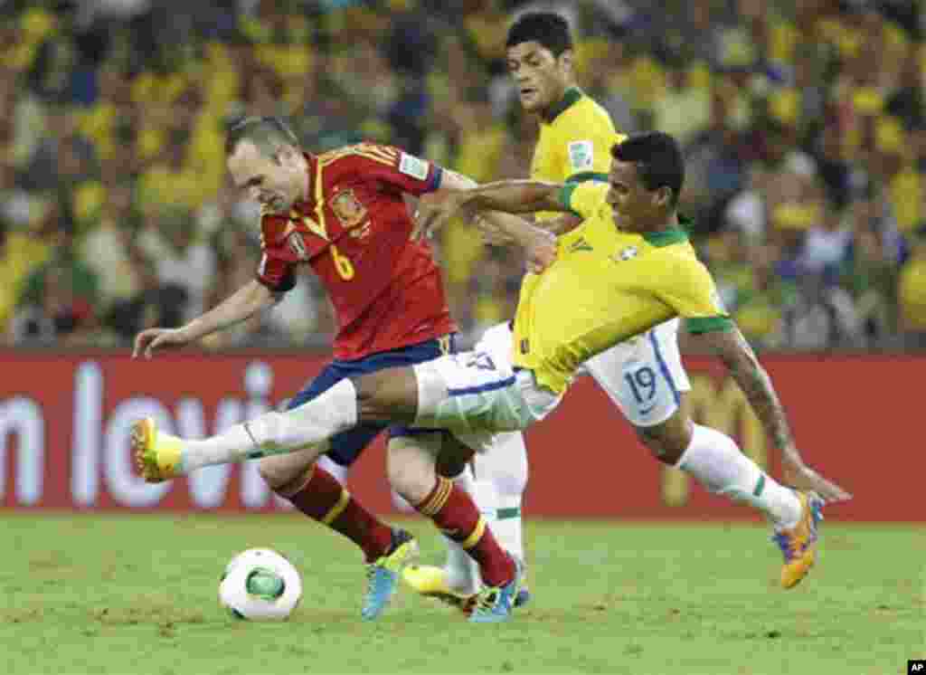 Spain's Andres Iniesta, left, and Brazil's Luiz Gustavo struggle for the ballduring the soccer Confederations Cup final at the Maracana stadium in Rio de Janeiro, Brazil, Sunday, June 30, 2013. (AP Photo/Natacha Pisarenko)