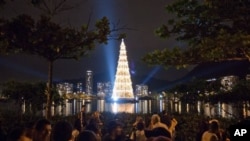 Cây Giáng Sinh nổi trên mặt nước cao nhất thế giới được thắp sáng tại hồ Lagoa ở Rio de Janeiro.