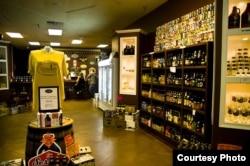 A combination pub-store in Hilton Head, South Carolina, sells dozens of craft beers from around the nation. (Beaufort's TheDigitel, Flickr Creative Commons)