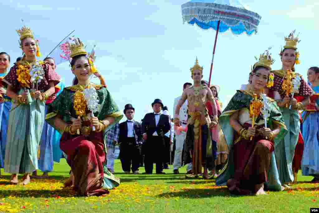 A Thai dance troupe poses prior to the elephant polo match, 2014 King&#39;s Cup Elephant Polo Tournament in Samut Prakan province, on the outskirts of Bangkok, Aug. 28, 2014. (Steve Herman/VOA).