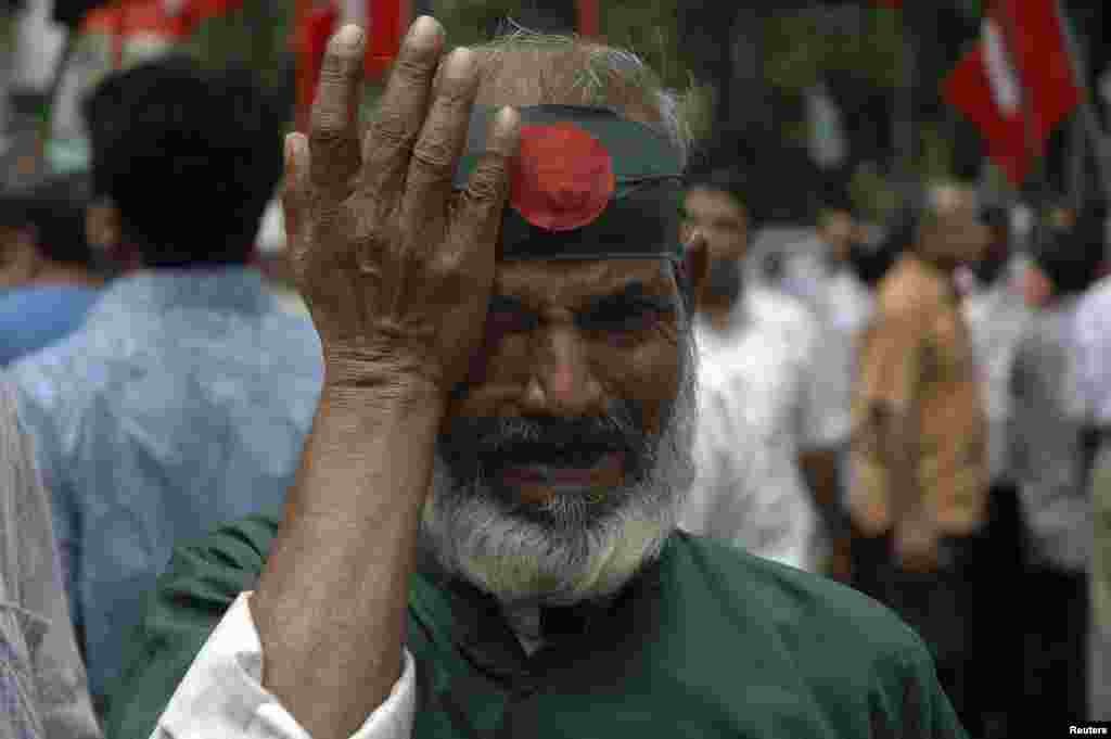 A member of Bangladesh Muktijoddha Sangsad reacts after a war crimes tribunal sentenced Ali Ahsan Mohammad Mujahid to death, July 17, 2013.