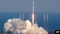 The SpaceX Falcon 9 rocket lifts off from launch complex 40 at the Kennedy Space Center in Cape Canaveral, Florida, April 8, 2016. 