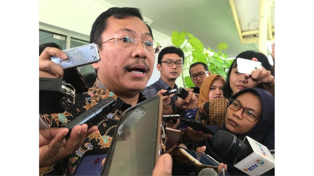 Menkes Dr Terawan memberi pertanyaan seputar perkembangan virus Corona Usai Ratas di Kantor Presiden , Jakarta, Selasa (28/1) (Foto: VOA/Ghita)