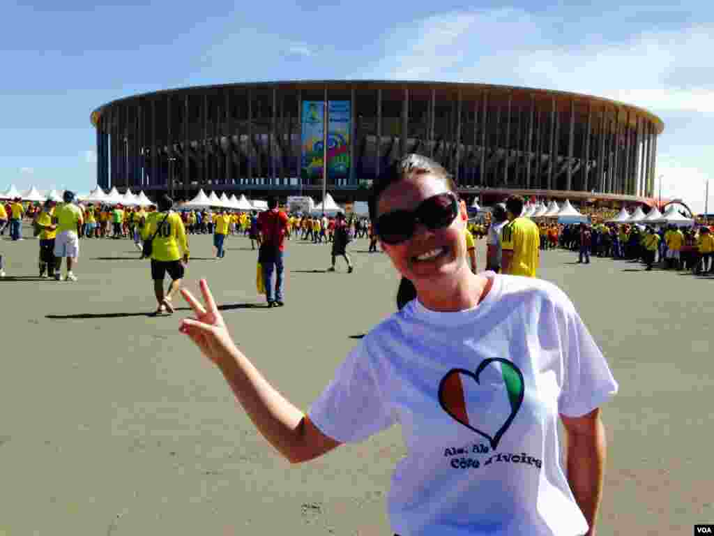 Seorang penggemar tim Pantai Gading di stadion di Brasilia, 19 Juni 2014. (Nicolas Pinault/VOA)