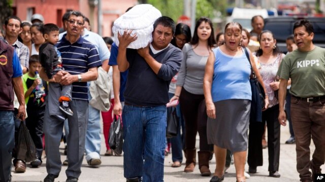 Welsar Nazario lleva el ataúd de su sobrino de cinco meses, Alezandro Macario, quien murió en el deslave, hacia un cementerio en las afueras de Ciudad de Guatemala, el sábado, 3 de octubre de 2015.