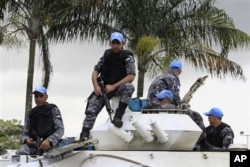 Des Casqus bleus jordaniens de faction devant le Golf Hotel où résident Ouattara