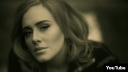 Penyanyi asal Inggris, Adele.