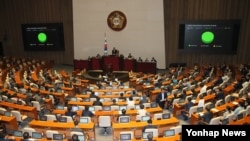 13일 한국 국회 본회의에서 '북한군의 비무장지대(DMZ) 지뢰도발 행위 규탄 결의안'이 통과되고 있다. 