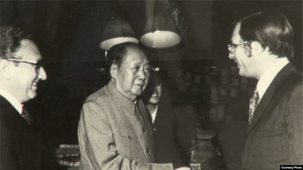 1973年在毛泽东书房，左为基辛格博士 (photo:VOA)