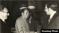 1973年在毛泽东书房，左为基辛格博士(洛德提供)