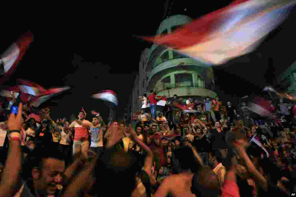 Opponents of Egypt&#39;s ousted president Mohamed Morsi celebrate outside the presidential palace in Cairo, July 3, 2013.