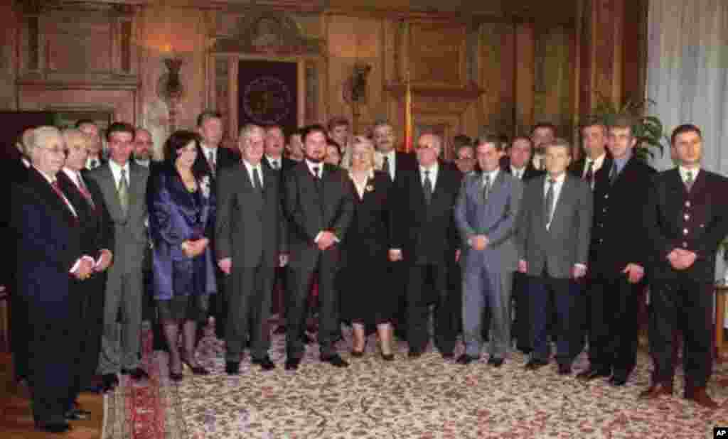 Групна фотографија на новата македонска Влада со македонскиот Претседател Киро Глигоров, во Скопје декември 1998. Новата Влада е сочинета од 13 членови на ВМРО-ДПМНЕ, 8 членови на ДА и 5 членови на ДПА.