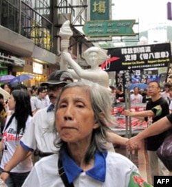 民主女神像经过香港闹市区 新造民主女神像仍遭警方扣押