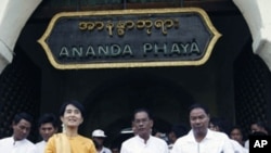 Pro-democracy leader Aung San Suu Kyi and her son Kim Aris (not pictured) visit the ancient Ananda Pagoda in Bagan, Burma, July 5, 2011.